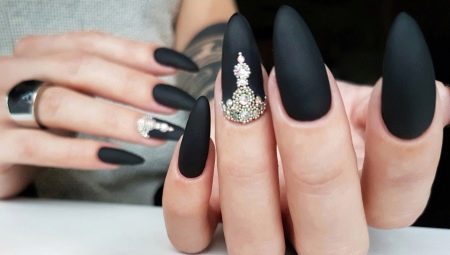 Mga pagpipilian sa sunod sa moda para sa maitim na manicure na matte