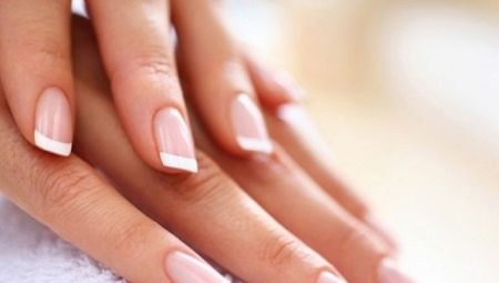 Nagtatampok ng transparent manicure