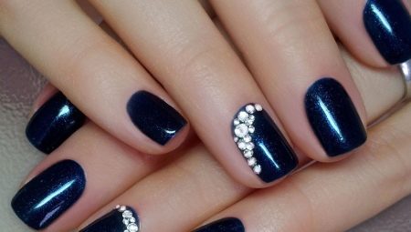 Blue manicure na may rhinestones: showiness and saturation
