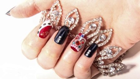 Mga naka-istilong ideya para sa manicure na may isang rhinestone na korona