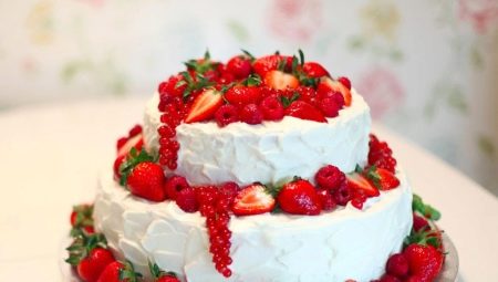 Wedding Cake na may Berries: Mga Pagkakaiba-iba ng Disenyo ng Dessert at Mga Magagandang Mga Halimbawa