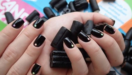 Black gel polish: mga kumbinasyon sa iba pang mga kakulay at application sa manikyur