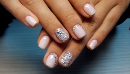 Manikyur na may mga rhinestones: mga kagiliw-giliw na mga pagpipilian sa disenyo ng kuko at mga tip para sa paggawa