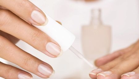 Nagtatampok ng walang kulay na manicure