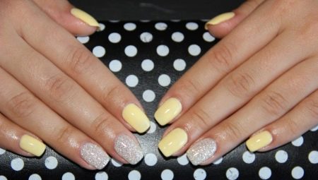 Nagtatampok ng manicure nang walang disenyo