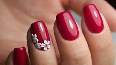 Mga Ideya ng Red Manicure para sa Maikling Pako