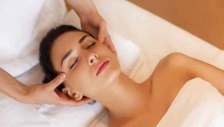 Paano gumawa ng facial massage sa bahay?