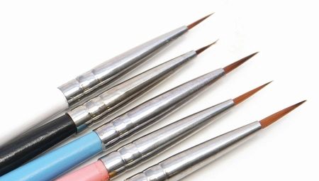 Mga brush para sa manikyur: mga uri, mga tampok ng pagguhit at pangangalaga