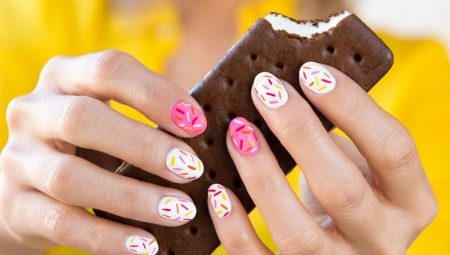 Summer manicure para sa maikling kuko: mula sa lambing sa makatas na liwanag