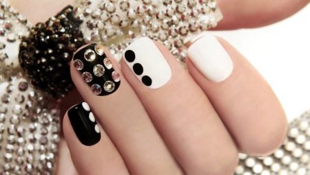 Manicure na may mga rhinestones para sa mga maikling kuko