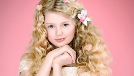Maligaya hairstyles para sa mga batang babae na may mahabang buhok