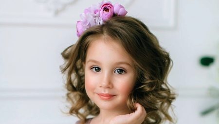 Hairstyles para sa mga batang babae na may medium na buhok
