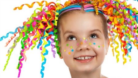 Nakakatawang at nakakatawang hairstyles para sa mga batang babae
