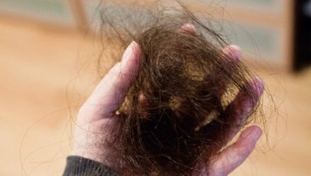 Nahuhulog ang buhok sa mga bungkos: mga sanhi at solusyon