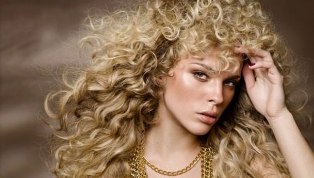 Nagtatampok ng curling angel curls