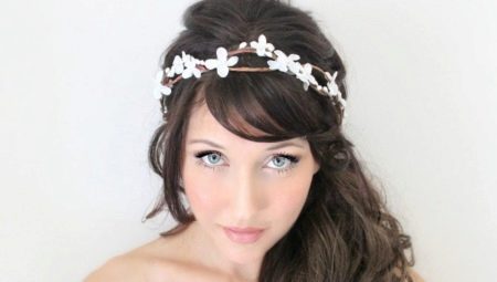 Mga magagandang hairstyles at estilo para sa matagal na dumadaloy na buhok