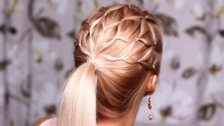 Hairstyles para sa daluyan ng buhok na may nababanat na mga banda sa bahay