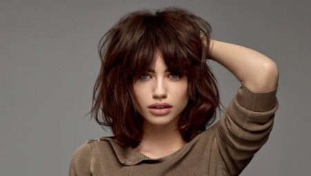 Katamtamang Haba ng Curly Haircuts