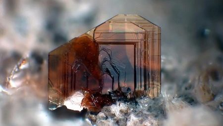Biotite: anong mga katangian ang naiiba sa at paano maaaring gamitin ang isang bato?