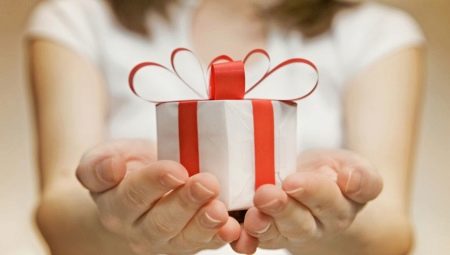 Etiquette ng mga regalo: kung paano ipasa at tanggapin ang mga ito?