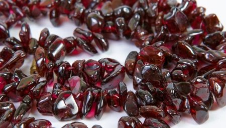 Artipisyal na garnet: ano ang batong ito at kung paano ito makilala mula sa natural?