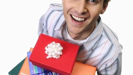 Paano pumili ng regalo para sa iyong anak?
