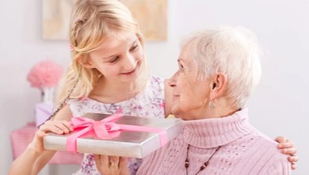 Anong regalo ang maaari mong ibigay sa iyong lola ng regalo sa kaarawan?