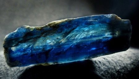 Kyanite: na nababagay, ari-arian at varieties