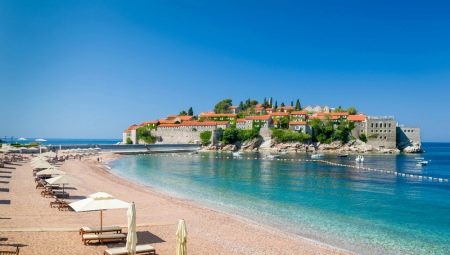Ang pinakamahusay na mga beach para sa mga pamilya na may mga bata sa Montenegro