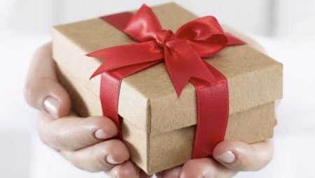 Mga orihinal at kapaki-pakinabang na mga regalo para sa isang retiradong tao
