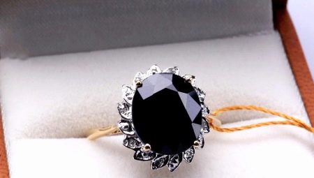 Mga katangian at katangian ng itim na sapphires