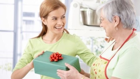 Mga regalo para sa ina sa anibersaryo: kung ano ang maaari nila at kung paano pumili ng naaangkop na opsyon?