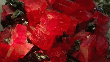 Rhodochrosite: paglalarawan, mga katangian at uri