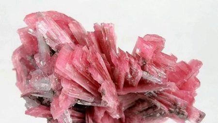 Rhodonite: ano ito, kung sino ang angkop, mga ari-arian at halaga