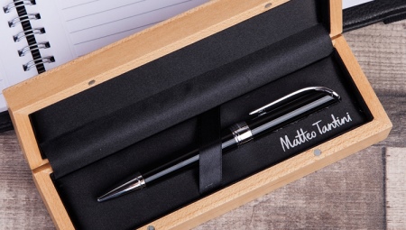 Isang pen bilang isang regalo sa isang lalaki