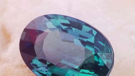 Gawa ng tao na alexandrite: paglalarawan, mga katangian at pagkakaiba mula sa natural
