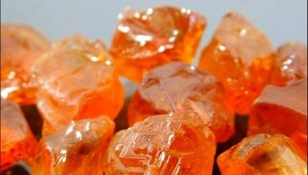 Spessartin: mga katangian at paglalarawan ng mineral