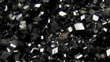 Black Garnet: Properties, Paglalarawan at Application