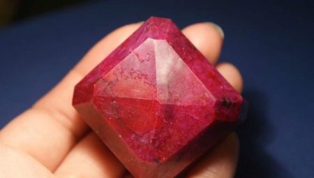 Artipisyal na ruby: ano ito at kung paano makilala ito mula sa natural na bato?