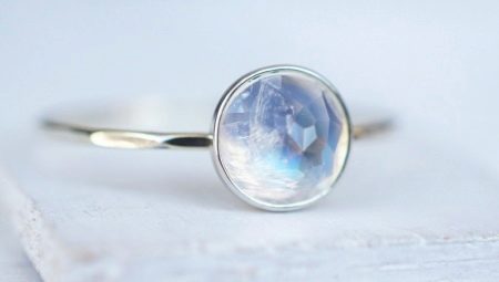 Paano makilala ang natural na moonstone?