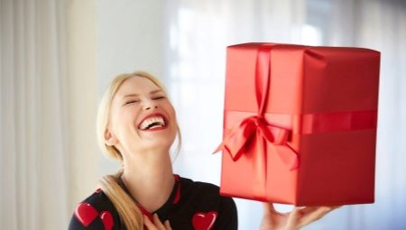 Paano pumili ng regalo para sa isang babae?