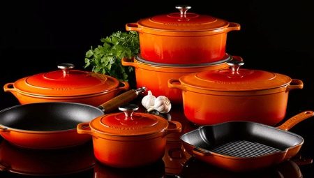 Pans na may non-stick coat: ang mga kalamangan at kahinaan, ang mga nuances ng pagpili