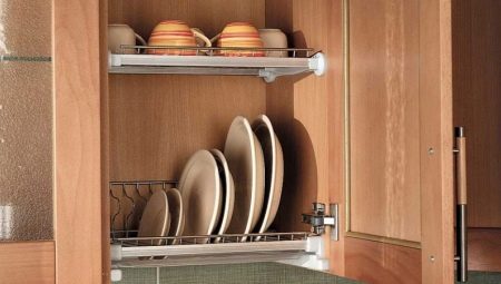 Laki ng mga dryers para sa mga pinggan sa closet