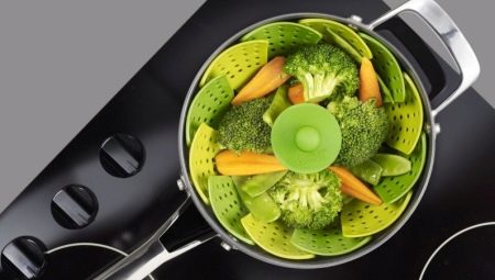 Ipasok ang double boiler sa pan