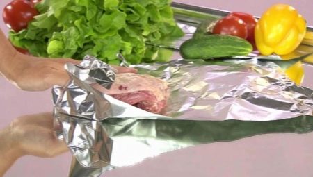 Aling mga gilid upang ilagay ang pagluluto sa hurno foil sa isang baking sheet?