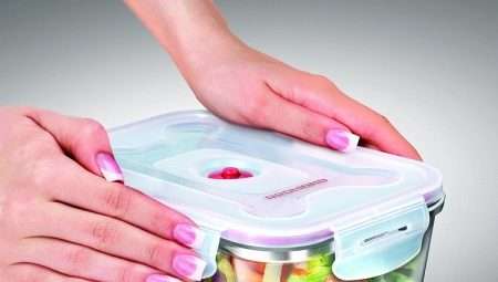 Vacuum storage containers