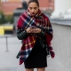 Paano itali ang scarf-stole?