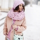 Ano ang magsuot ng pink scarf?