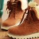 Ang mga winter boots ng kababaihan na may makapal na soles