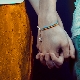 Goma pulseras na may ginto